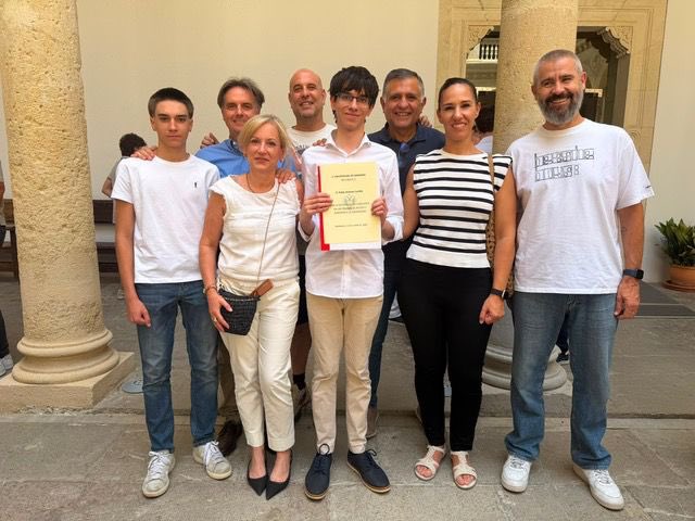 laurel_ies's tweet photo. El IES Laurel de la Reina felicita a Pablo Jiménez Castilla, reconocido como uno de los mejores expedientes de Granada en la PAU 2026.

Un orgullo para su familia, para nuestro centro y para toda La Zubia.

Enhorabuena también al alumnado de 2º de Bachillerato por sus resultados. https://t.co/AyaFwL2UC0