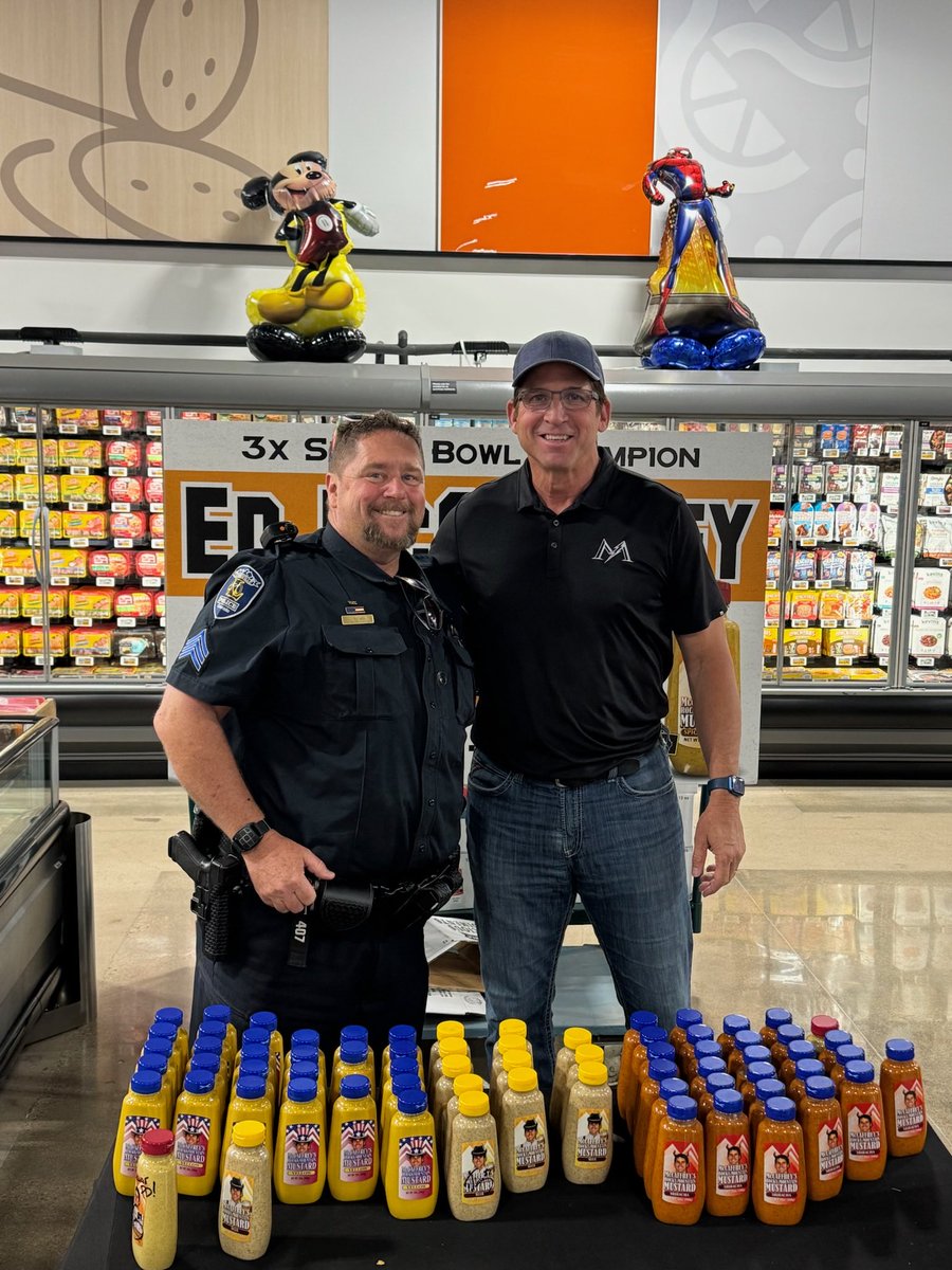 87ed's tweet photo. Today was fun!!! Thank you, @Broncos fans, grilling gurus, and all the amazing people for stopping by. It was extra special having Dylan and Lauren in the building with me for King Soopers’ grand opening here in Louisville, Colorado. 

Not a bad way to start the summer 🌭 https://t.co/9voPFojb1c