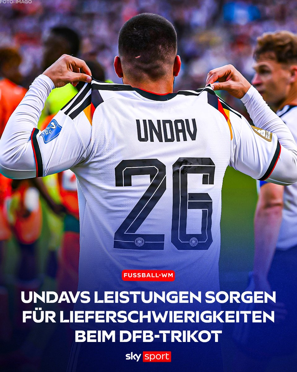 SkySportDE's tweet photo. Die Trikots der deutschen Fußball-Nationalmannschaft sind bei der diesjährigen Weltmeisterschaft so begehrt wie nie zuvor. 🇩🇪😍

↪️Man werde bei diesem Turnier mehr als drei Millionen DFB-Jerseys verkaufen und damit dreimal so viele wie bei der vergangenen WM in Katar, erzählte adidas-CEO Björn Gulden bei einem Termin in Brooklyn. 

↪️Insbesondere Topjoker Deniz Undav habe sich nun ganz nach vorne geschoben, auch Kai Havertz und Felix Nmecha seien sehr begehrt. Der unerwartete Ansturm auf die Trikots von Undav und Havertz habe auch für Lieferschwierigkeiten gesorgt.

↪️Generell verkaufe sich das weiße Heimtrikot "wie immer" besser als das Auswärtsjersey. Das blaue Auswärtstrikot habe dennoch auch eine Bestmarke aufgestellt und sei sogar beliebter als das pinke Jersey bei der EM 2024. 

#SkySport #WM2026 #Nationalmannschaft