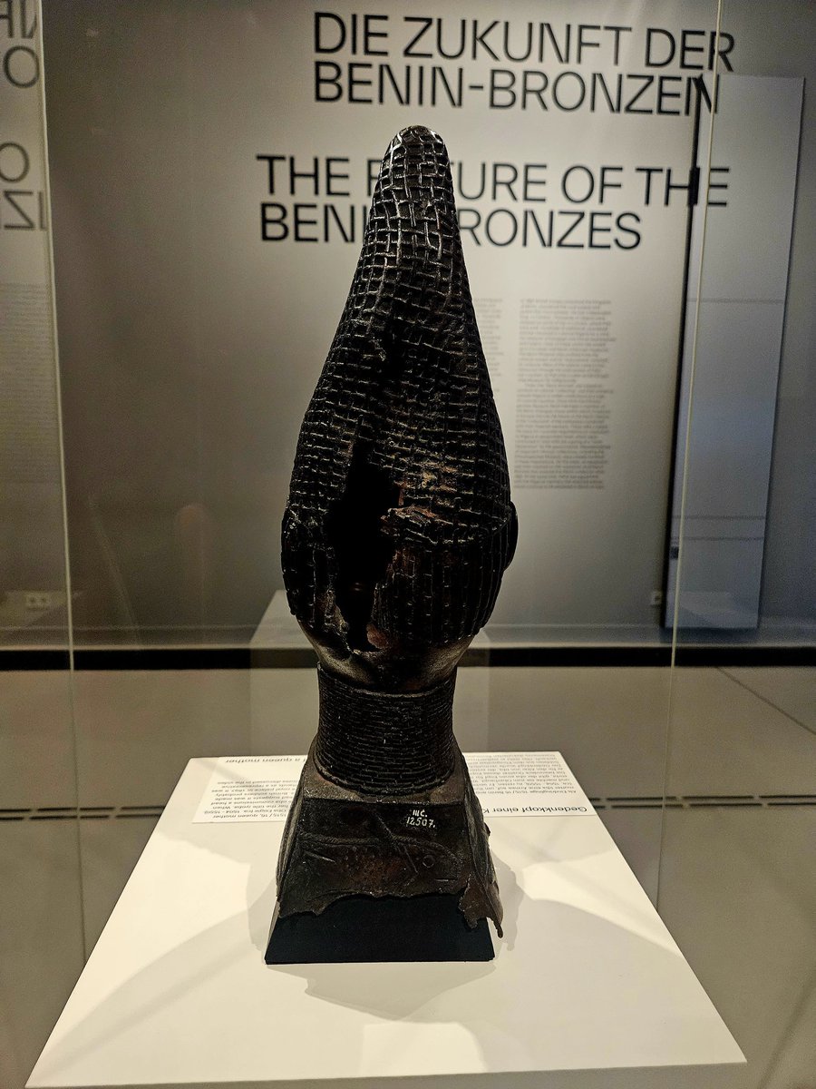 DrMattPettway's tweet photo. #BetweenEuropeandAfrica 
#BlackInBerlin 
African Queen Mother 
I took photos of the damage sustained by the Memorial Head of the Iyoba from Benin Kingdom displayed at the @humboldtforum in #Berlin. 
@Edocentric_  @UniversityofBen @afropresencia @Joe__Bassey @TakeshiMorisato https://t.co/pDc8gO94hw