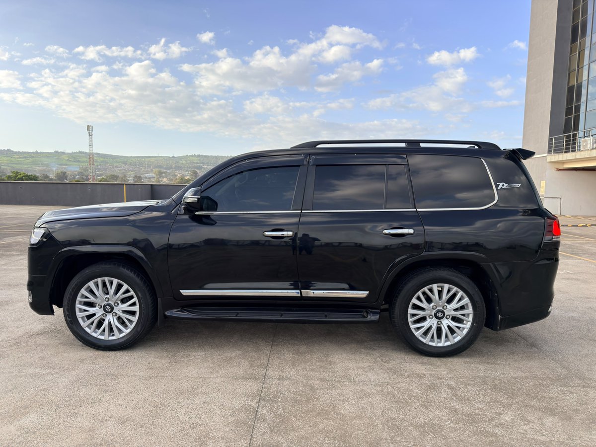 kimtem630's tweet photo. DEAL OF THE YEAR 🔥

2017 Landcruiser v8 zx 
4600cc petrol 
Automatic transmission 
fully loaded 
VERY CLEAN AND WELL MAINTAINED 👌 
CALL 0740 332011 https://t.co/lfDpVWT7gz
