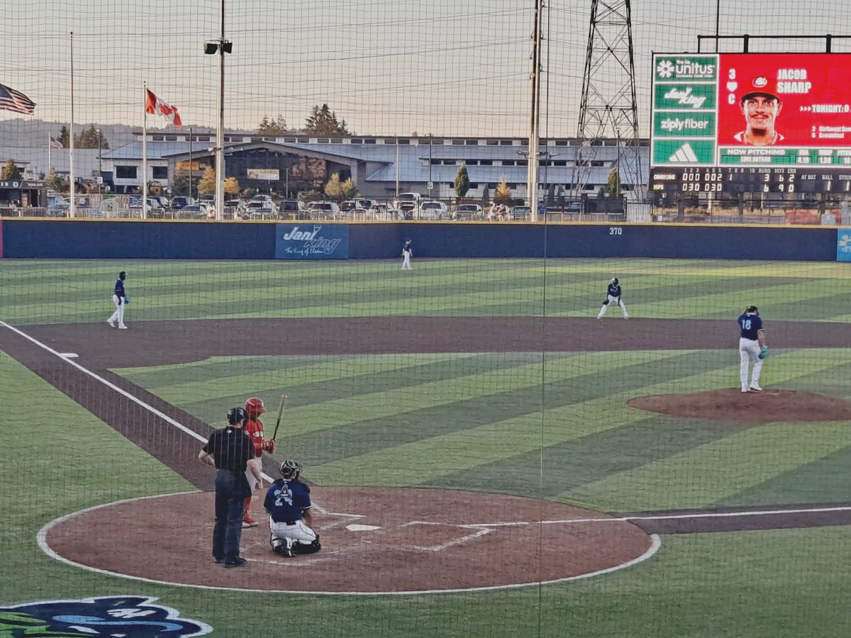 CapNCrunch25's tweet photo. @HillsboroHops 
Great baseball game last night as the Hillsboro Hops played the Vancouver Canadians. The Hops took the win at 7 to 6 after 9 https://t.co/JHIUtTVL1w