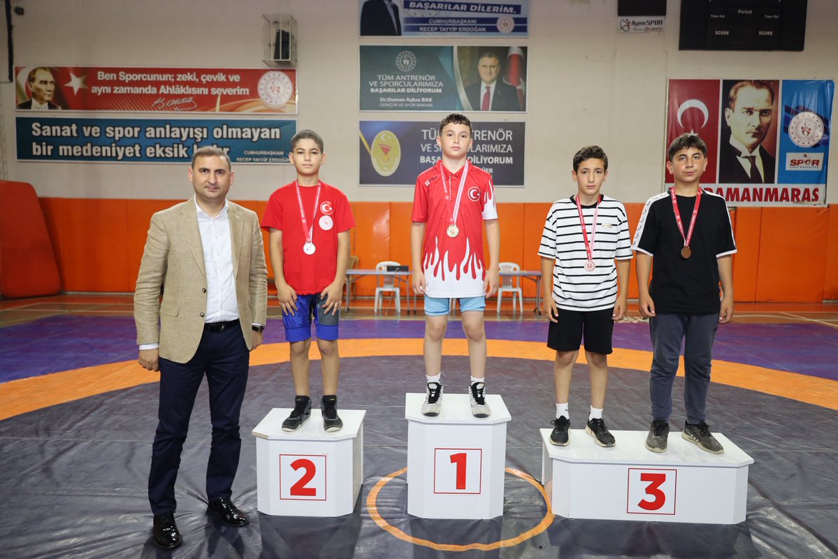 GSB_KMaras's tweet photo. U11 ve U12 Serbest Güreş Minikler İl Seçmeleri, sporcularımızın yoğun katılımı ve büyük heyecanı eşliğinde sona erdi.

İl Müdürümüz Yasin Özdemir dereceye giren sporcularımıza ödüllerini takdim etti. https://t.co/gIukIaKyD8