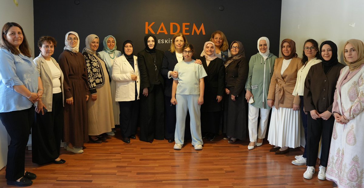 kademorgtr's tweet photo. 📍 Kadınların güçlenmesine yönelik saha çalışmalarımız kapsamında Eskişehir’deydik.

Eskişehir Aile ve Sosyal Hizmetler İl Müdürlüğü ile ŞÖNİM’i ziyaret ederek şiddetle mücadele çalışmaları, kadınlara sunulan destek mekanizmaları ve yürütülen sosyal hizmetler hakkında bilgi aldık.

Eskişehir İl Müftülüğü’nde ise kadınların toplumsal hayata aktif katılımını destekleyen çalışmalar ile kadın, gençlik ve değer odaklı sosyal projeler üzerine görüş alışverişinde bulunduk.

Kadınların eğitimden istihdama, karar alma mekanizmalarından sosyal yaşama kadar her alanda daha güçlü varlık göstermelerini destekleyen çalışmaları önemsiyor; şiddetten arındırılmış, adil ve güvenli bir toplum için iş birliği içinde çalışmaya devam ediyoruz.

#HepBirlikte 🟠