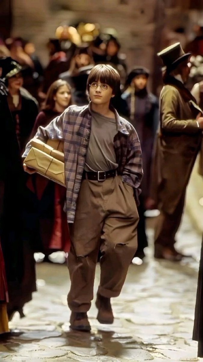 TheDailyHPotter's tweet photo. Harry’s first visit to Diagon Alley ✨ https://t.co/bLPmdTKBD1