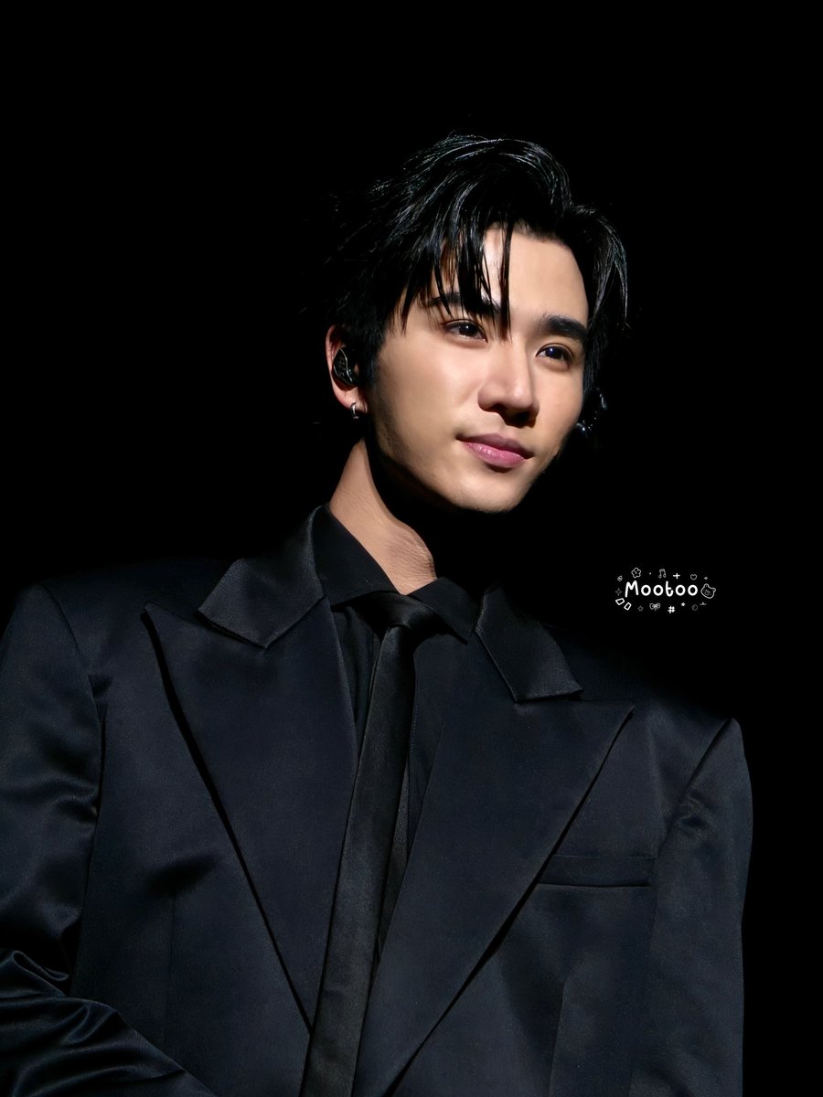 Sanook689's tweet photo. พี่เพิร์ธหล่อแบบตะโกน หล่อแบบอยากจะเอาไปยื่นเรฟให้พระแม่ ให้ช่วยด้วย🙏🏻🙏🏻
#PerthSantaTimeStopperInSG
#PethSanta #เพิร์ธแซนต้า https://t.co/K32N108R87