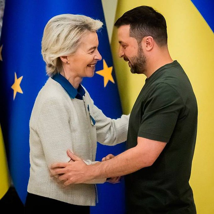 rebew_lexa's tweet photo. Geheimer Anti-Trump-Chat-Skandal 

Von der Leyen vertuscht wieder Nachrichten mit Selenskyj & Co.
  
Gegen von der Leyen läuft eine Untersuchung der EU-Ombudsfrau wegen eines geheimen Gruppenchats mit Wladimir #Selenskyj, Friedrich #Merz, Emmanuel #Macron, Giorgia #Meloni und Keir #Starmer. 
Darin haben die Politiker offenbar über Trumps Politik „konspiriert“. Die Kommission weigert sich hartnäckig, die Nachrichten herauszugeben, mit der Begründung, eine Veröffentlichung würde „die Beziehungen zu Drittländern“ schädigen.

Schon wieder verschwundene Chats bei von der Leyen, bei der Frau, die über jeden EU-Bürer wissen will, was er in den Sozialen Medien so treibt!