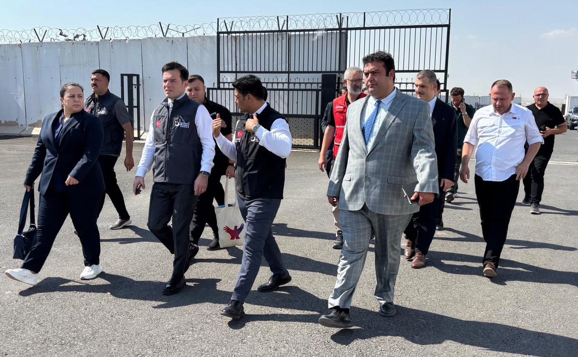 Gocidaresi's tweet photo. Göç İdaresi Başkanımız Sayın Muhammet Selami Yazıcı, Kilis programı kapsamında Çobanbey Sınır Kapısı, Gönüllü Dönüş Merkezi ile Öncüpınar Gönüllü Dönüş Merkezi’ne ziyaret gerçekleştirdi.

Merkezlerde yürütülen faaliyetler, sınır yönetimi çalışmaları ve ilgili işlemler hakkında personelden bilgi alan Başkanımız Sayın Muhammet Selami Yazıcı; Suriye vatandaşlarının gönüllü, güvenli, onurlu ve düzenli geri dönüş süreçlerinin mevcut durumuna ilişkin değerlendirmelerde bulundu ve özverili çalışmalarından dolayı merkez personeline teşekkür ederek görevlerinde başarılar diledi.

Ziyaret programına Kilis Vali Yardımcısı Sayın Hamza Özbilgi, Gönüllü Geri Dönüş Daire Başkanı Sayın Nazlı Demir, Uluslararası Koruma Daire Başkanı Sayın Mehmet Alper Güngüneş ve İl Göç İdaresi Müdürü Sayın Adem Alibekiroğlu eşlik etti.

@TC_icisleri
@mselamiyazici