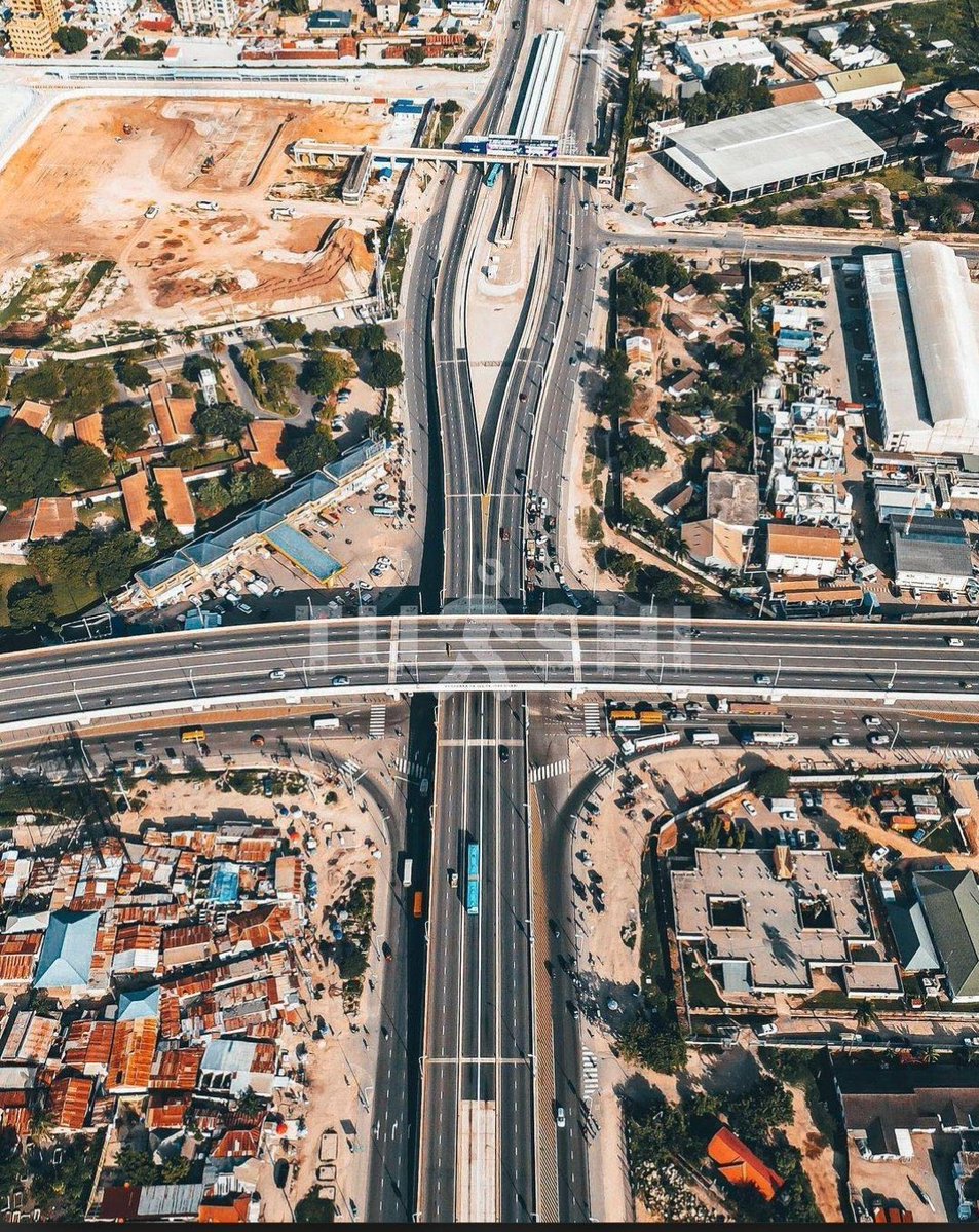 leo_unsc's tweet photo. Halafu anatokea mpuuzi mmoja wa Arusha, meno yameoza, anaongea kiswahili cha kiHadzabe, anasema — Dar ni mji wa kawaida. https://t.co/D83dYR7W0L