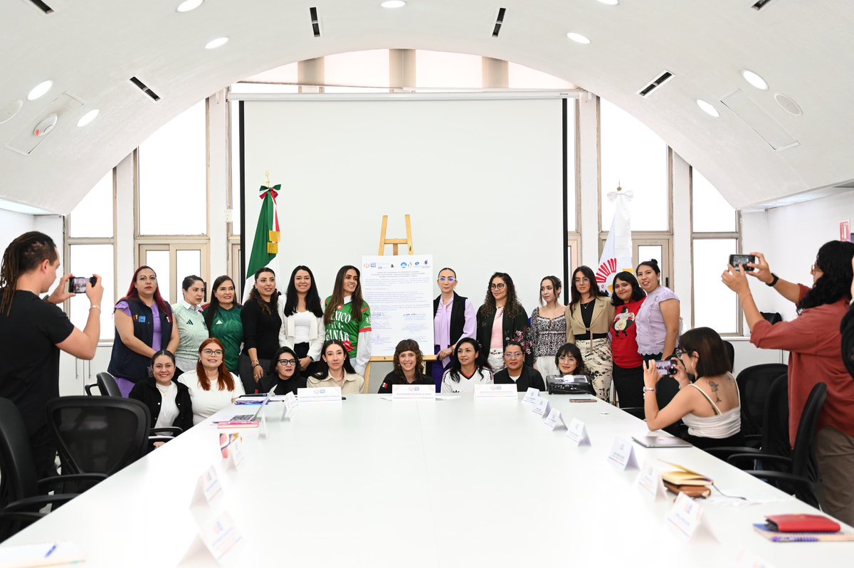 AlessandraRdlv's tweet photo. Hoy tuvimos sesión de nuestro Gabinete Violeta, un esfuerzo permanente de coordinación para revisar casos, dar seguimiento puntual y fortalecer la protección de las mujeres en nuestra alcaldía.

Aquí cada mesa de trabajo representa una oportunidad para intervenir a tiempo, acompañar a quien lo necesita y cerrar el paso a la impunidad.