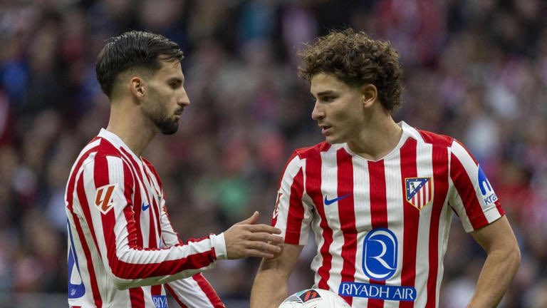 lavozdelatleti_'s tweet photo. 🗣️ Álex Baena sobre Julián Álvarez: 

“Alomejor no está contento porque no ha sido su mejor temporada. Tampoco ha sido la mía pero quiero quedarme. Estoy donde quiero estar y estoy enamorado del Atleti, de su gente. El estadio, los compañeros, la ciudad…”

“No creo que hace dos meses quisiera irse. Pero bueno, el fútbol cambia”.

📻 @partidazocope