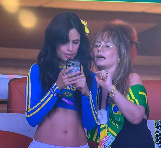 hav5na's tweet photo. CAMILA E SINU COM ROUPA DO BRASIL EU TO PASSANDO MAL https://t.co/bymwuEPlin