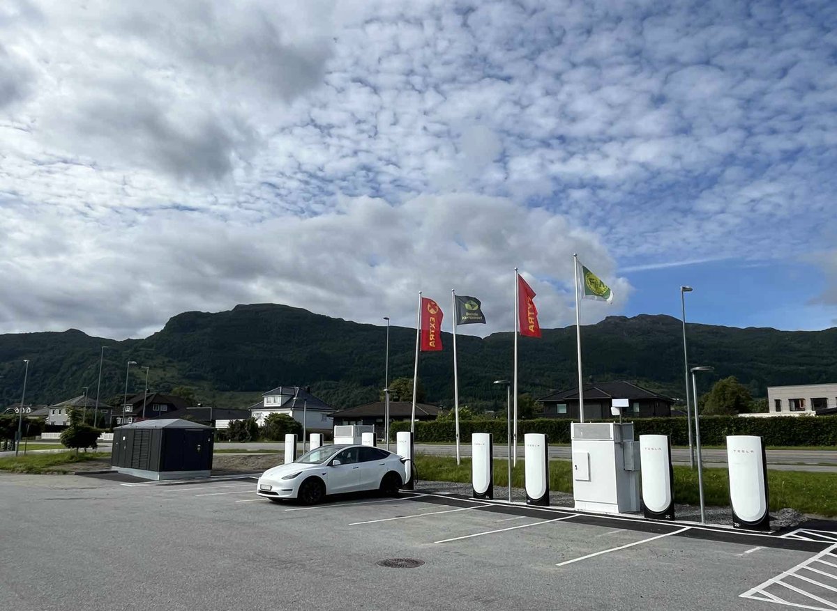 Hatrota1's tweet photo. New Tesla Supercharger: Etne, Norway (8 stalls) 
https://t.co/A7XCfRWf1Z… https://t.co/oWOhWwwj46