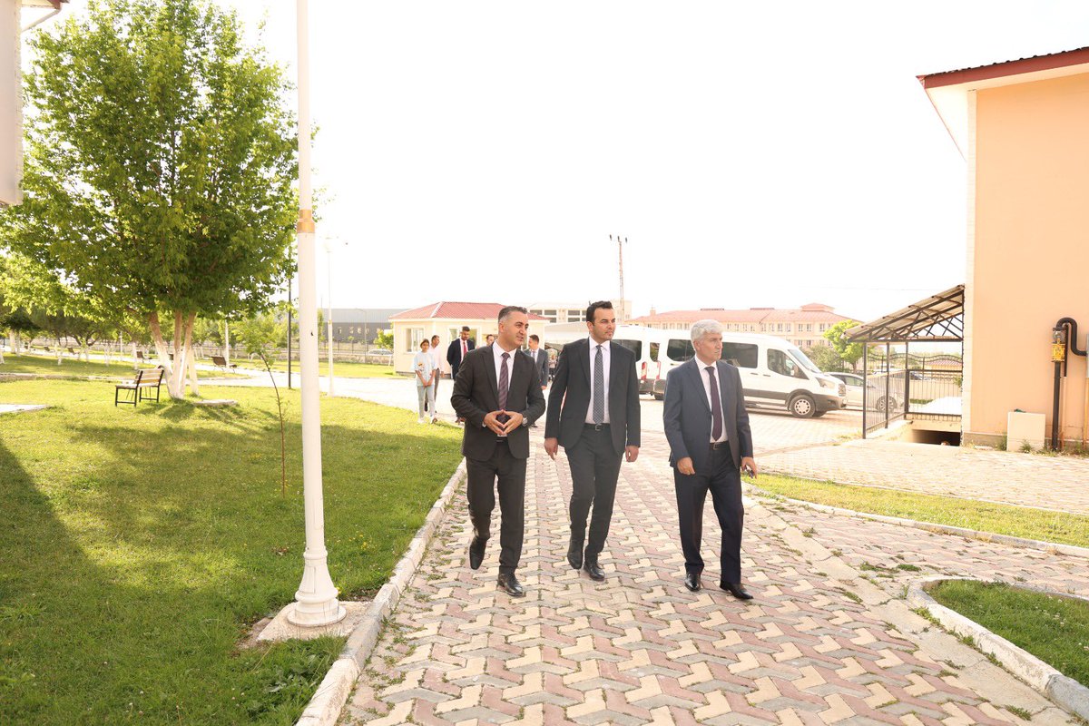 vanashim's tweet photo. Genel müdürümüz Sayın Hamza Gökhan Eryılmaz ve beraberindeki heyet,ilimiz ziyareti ziyaret kapsamında
Van Gündüz Bakım ve Rehabilitasyon Merkezi Müdürlüğünü,
Van Edremit Huzurevi Yaşlı Bakım ve Rehabilitasyon Merkezi Müdürlüğünü,
Van Çocuk Evleri Sitesi Müdürlüğünü ziyaret etti. https://t.co/dhklFMZql6