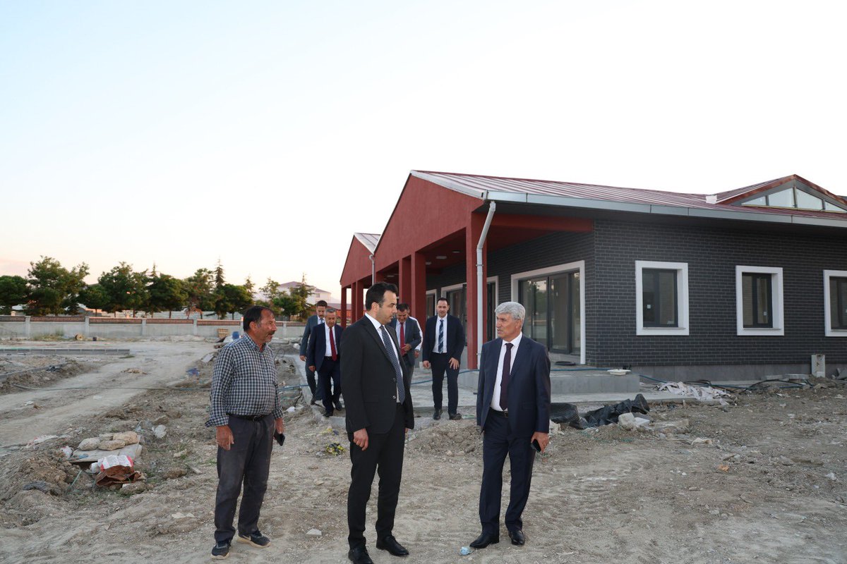 vanashim's tweet photo. Genel Müdürümüz Sayın Hamza Gökhan Eryılmaz ve beraberindeki heyet ile birlikte ilimizi ziyaretleri kapsamında yapımı devam eden Edremit Çocuk Evleri Sitesi ile Edremit Engelsiz Yaşam Bakım ve Rehabilitasyon Merkezinde  incelemelerde bulundu. https://t.co/aHu9XJDaci