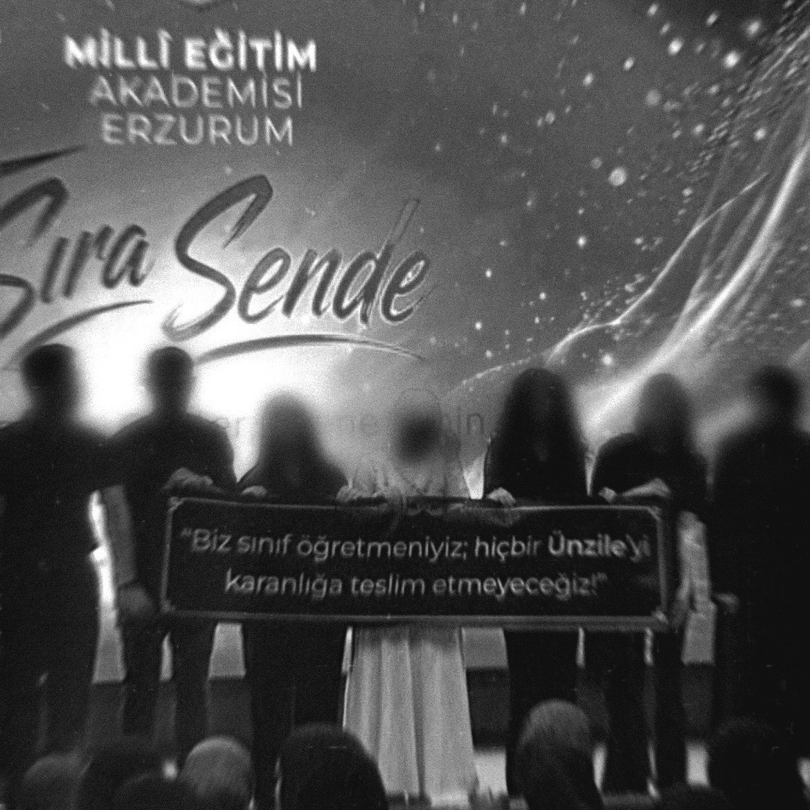 aleeyyce's tweet photo. Biz sınıf öğretmeniyiz hiçbir Ünzile’yi karanlığa teslim etmeyeceğiz 
 #ogretmen https://t.co/t1dnJ44d1X