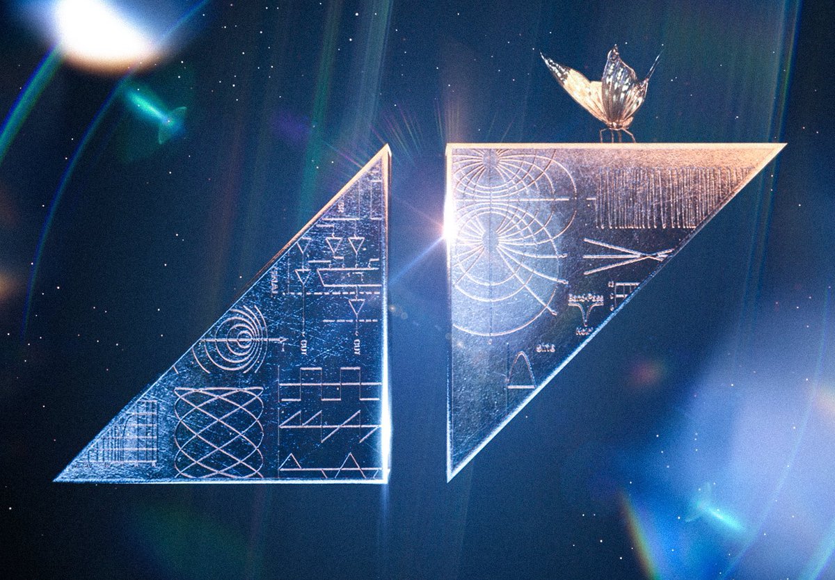 bigroomx's tweet photo. Ayrıca Avicii x Tomorrowland koleksiyonundan sınırlı sayıda ürünler t-shirtler satışa sunulacakmış. Bir Avicii hayranı olarak o tişörtlerden birine sahip olmayı gerçekten çok isterim. Baksana şuna Avicii logosu ile birlikte Tomorrowland logosu kelebeği. Çok iyi bence 😊 https://t.co/hjR8mqpktd