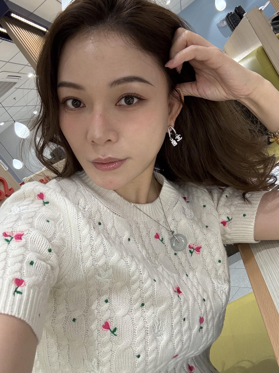 NerdyAaron's tweet photo. 奔四从不滤镜遮瑕疵，坦然接受岁月带来的变化，抛开客套奉承，没人敢说句实话评价我吗？ https://t.co/29UAVcvoao