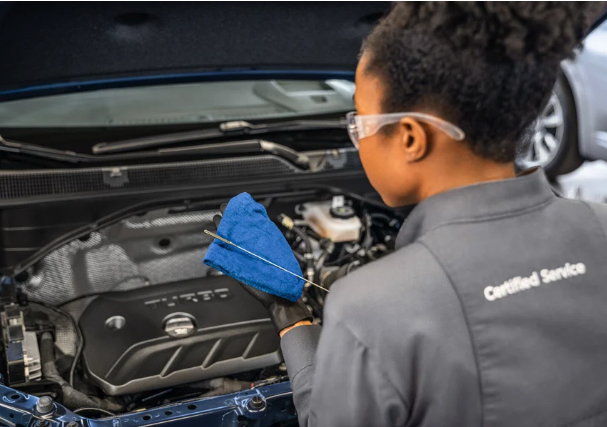 FredAndersonGM's tweet photo. Why are routine oil changes important? 🔧

Fresh oil helps lubricate engine components, reduce wear, and keep your engine running smoothly. Staying on top of regular maintenance can help extend the life of your vehicle.

#ServiceTip #OilChange #VehicleMaintenance #CarCare https://t.co/wB9pPumawI