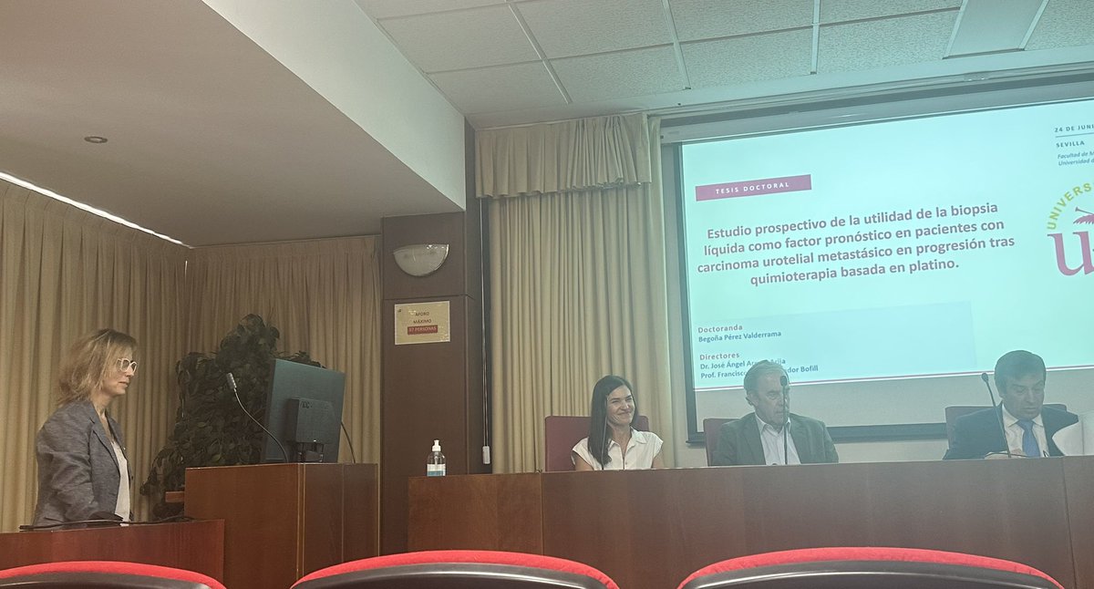 aranglezalba's tweet photo. Hoy he asistido a la lectura de tesis doctoral de mi amiga #Begoñaperezvalderrama que ha hecho una defensa brillante sobre el valor pronóstico de CTC en ca urotelial en progresión tras quimioterapia, trabajo dirigido por @jarranza financiado con beca @sogug1 https://t.co/TO3FUgrJLs