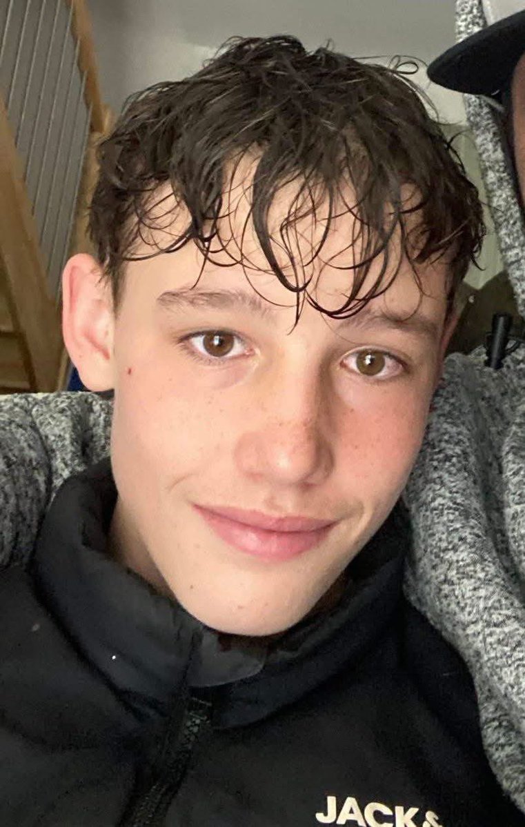 mvalet_officiel's tweet photo. Il avait 17 ans, il s’appelait Louis.

À Narbonne, il a été massacré par 5 individus sans foi, ni loi.

Ces barbares ont poussé l’ignominie jusqu’au bout : ils ont filmé son supplice. 
Les images sont insoutenables, elles vous prennent à la gorge. Je n’ai pas réussi à les regarder jusqu’au bout.

Après s’être acharnés sur lui, ils l’ont laissé inanimé au sol comme si sa vie ne valait rien. Louis est mort seul. 
Son corps n’a été retrouvé que le lendemain.

Ce gamin était placé à l’Aide sociale à l’enfance à la demande de sa famille.

Grâce au travail exceptionnel des enquêteurs du commissariat de Narbonne, les 5 suspects ont été interpellés. 
3 sont mineurs, 2 sont majeurs. 
Le plus âgé a 19 ans.

Quand on s’acharne à cinq contre un sur un gamin de 17 ans jusqu’à lui ôter la vie, quand on filme son supplice et qu’on l’abandonne au sol sans lui porter secours, on ne mérite aucune indulgence, aucun excuse.

Prison à vie pour ces barbares !