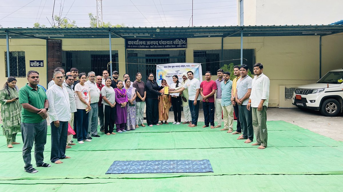 HitayC's tweet photo. International Yoga Day at Janpad Panchayat Office, Sehore along with @YuvaSehore. 

@MYBharatHQ @khadseraksha @YASMinistry @mybharatgov https://t.co/DlvWeIRe76