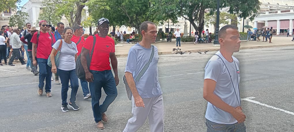 RefineraCienfu1's tweet photo. Los  trabajadores de la #RefineríaCienfuegos rindieron tributo al  Comandante Ramiro Valdés, cuyo vínculo con nuestra industria desde 2008 dejó profunda huella. Su autoridad moral y cercanía permanecen entre los  petroleros sureños. Gratitud y respeto eterno. https://t.co/V4R4BHCkSR