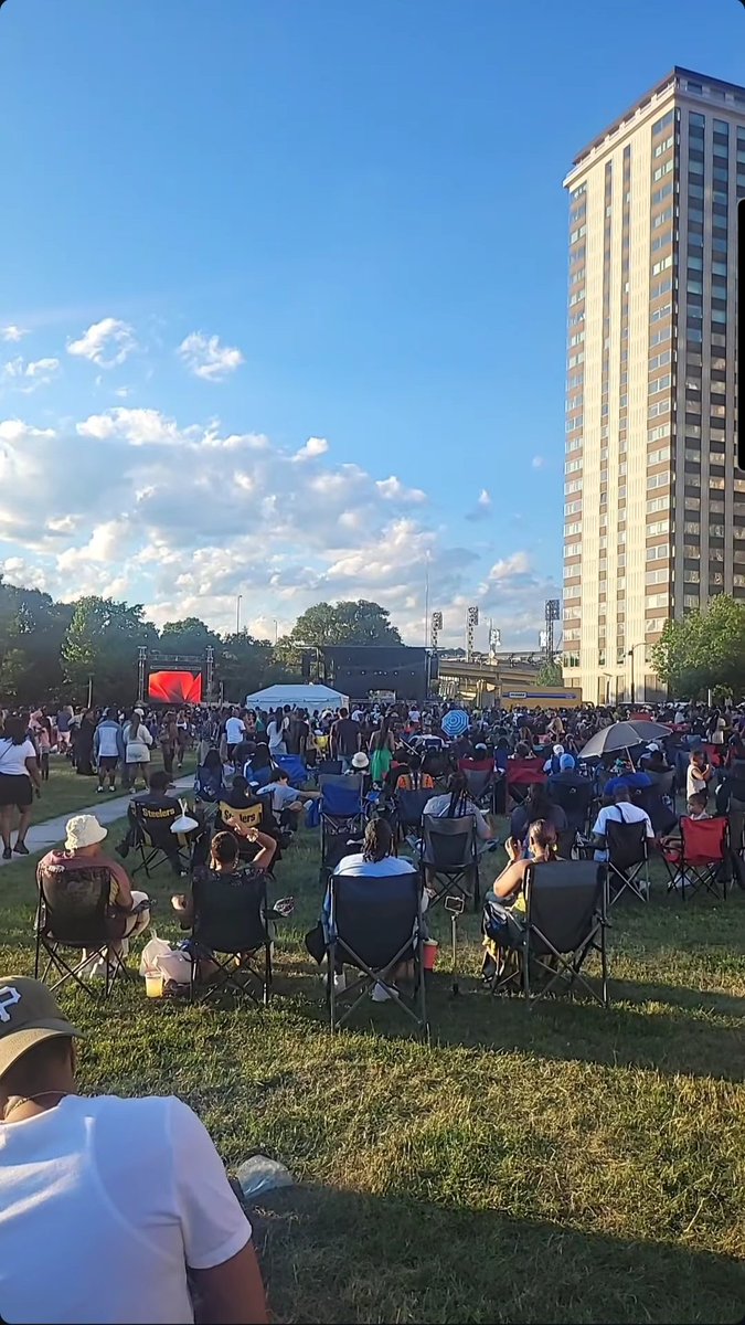 mbarone07's tweet photo. @Pittsburgh @ThirdEyeBlind @Frzy @America250_PA No chairs or blankets but yet a week prior, chairs seemed to be just fine in the same venue? Why the different rules for this show? How about people who are disabled and now have to abandon going? Nevermind the fact we let the NFL run that venue like it was there's!! https://t.co/hDtJxDJuFA