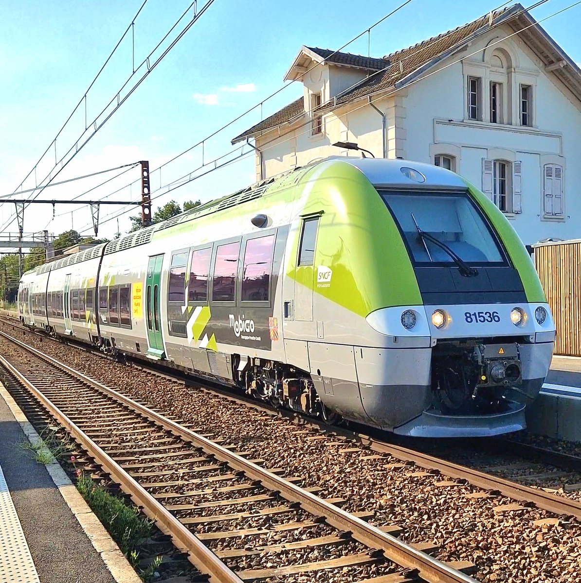 sgenmobilite's tweet photo. L’AGC rénové Mobigo B 81535/81536 venant tout juste bénéficié de son opération de mi-vie (OPMV) s'engage sur la ligne du Bourbonnais après avoir effectué un arrêt de régulation peu avant la gare de Morêt ! #terbfc #opter #agc #mobigo #bourgognefranchecomte #termobigo #bourbonnais https://t.co/CwTv7YXufE