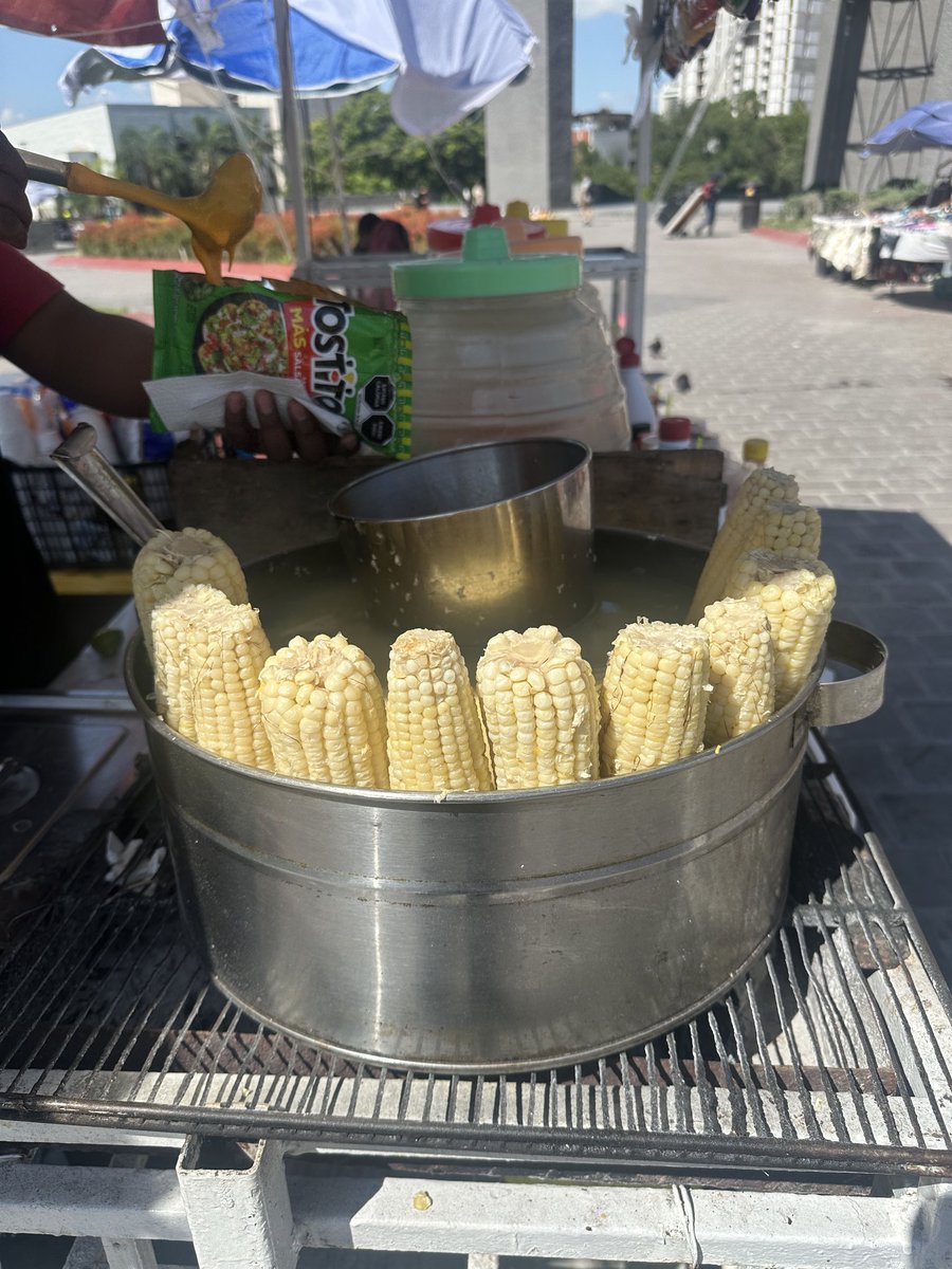 takako_tk's tweet photo. TostitosのSalsa verde 味がうまいというポストを見かけたのだが流れていってしまったんだけどうまいよね、ドリトスとならんでめちゃくちゃすき。あとこれよ。みんな食べてほしい。トウモロコシとかチーズとかぶちこんで、すきなサルサでさらに味付け。 https://t.co/vYmwuq9CbI