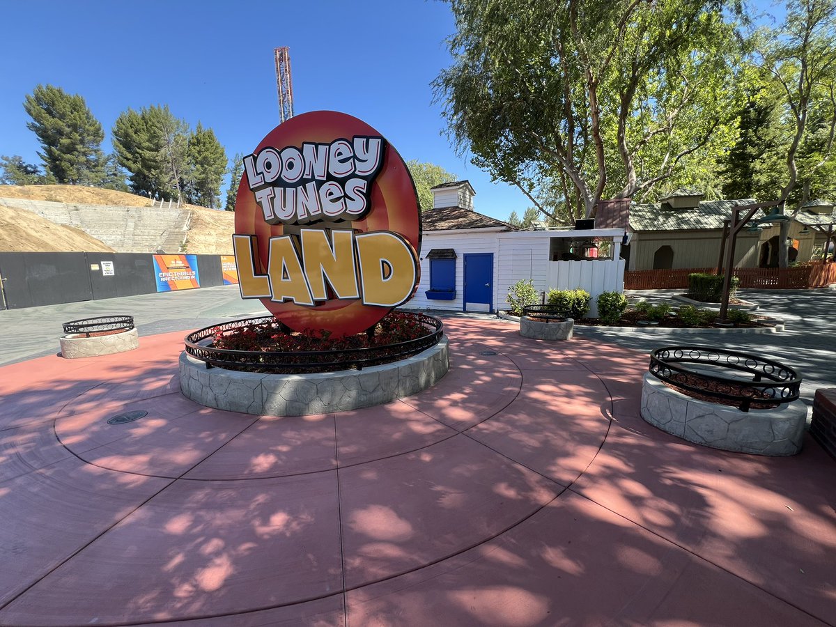 themeparktrack's tweet photo. No statues yet but they’ve added railings along the planters to the Looney Tunes Land entrance #sixflagsmagicmountain https://t.co/gpK143QIJ5