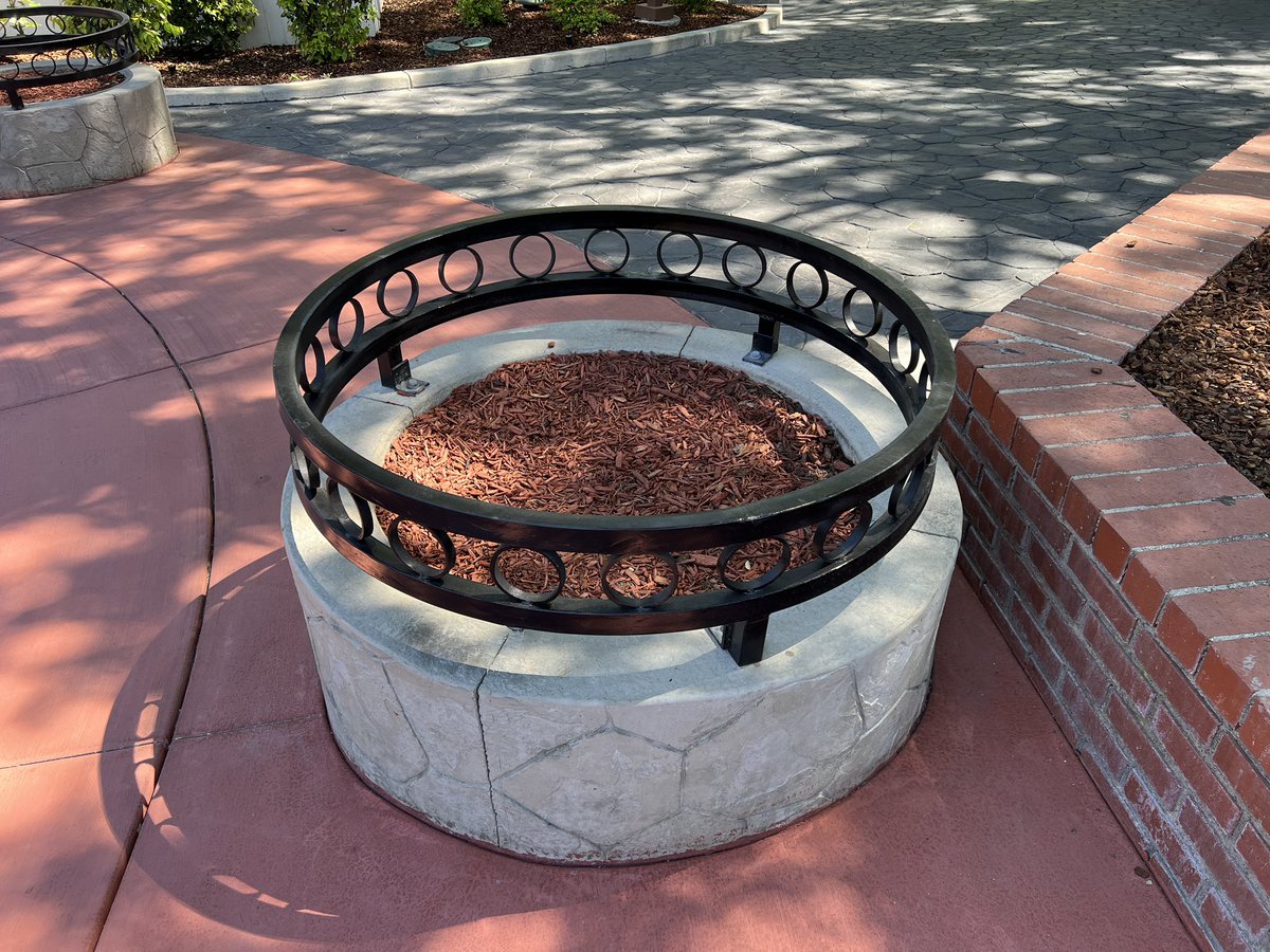 themeparktrack's tweet photo. No statues yet but they’ve added railings along the planters to the Looney Tunes Land entrance #sixflagsmagicmountain https://t.co/gpK143QIJ5
