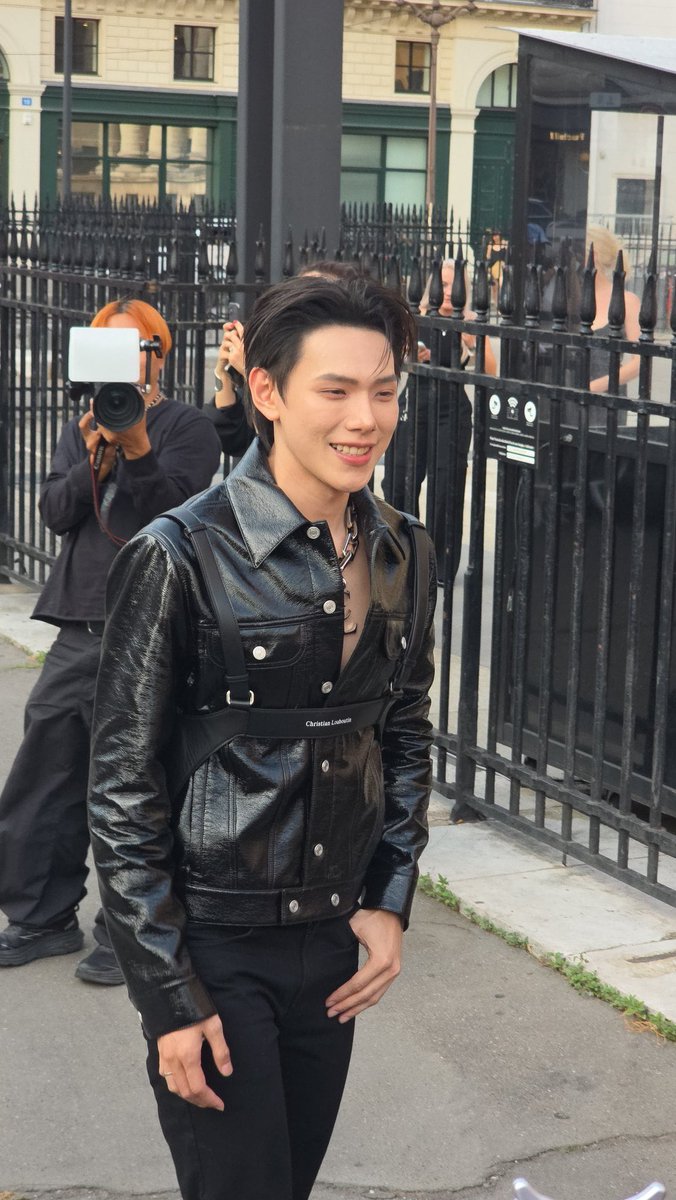 JheanJha's tweet photo. ฮืออออออ หล่อตาค้าง นอนไม่หลับกว่าเดิม
DAOU at ChristianLouboutin SS27

#ChristianLouboutin 
@LouboutinWorld  #DAOUATSS27PARISFW
#DAOU #ต้าห์อู๋ @oueiija https://t.co/kLYx3Bmp3b