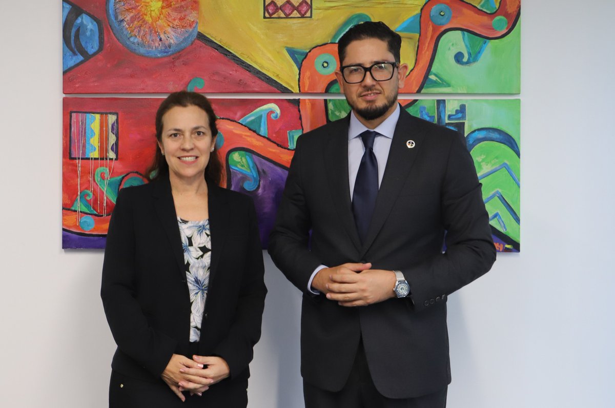 orasconhu's tweet photo. 📌 Importante reunión de trabajo: El Secretario Ejecutivo del ORAS-CONHU, Dr. Fernando Araos, se reunió con la Sra. Matilde Bordón, Representante del Banco Interamericano de Desarrollo en el Perú @el_BID .

Abordaron una agenda común para fortalecer la cooperación bilateral y el codiseño de proyectos conjuntos que promuevan el bienestar y la salud en la región andina. 🤝✨ 

¡Seguimos uniendo esfuerzos por una integración regional más sólida!

#IntegraciónRegional #SaludPública #Alianzas