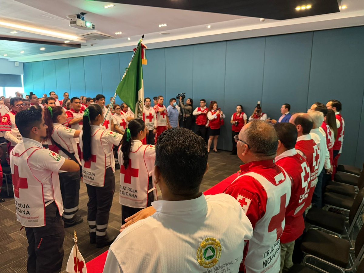 PC_Cln_'s tweet photo. 🚑💙 Hoy reconocemos a quienes dedican su tiempo, esfuerzo y valentía a ayudar a los demás en momentos de emergencia.

En el Día del Socorrista, agradecemos su compromiso, entrega y vocación de servicio. Su labor salva vidas y brinda esperanza cuando más se necesita. https://t.co/UBjCYDGpvc