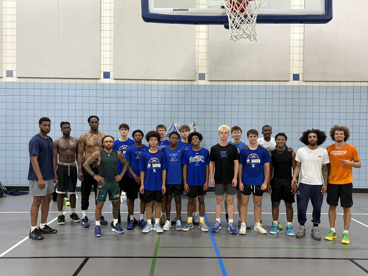 STXBBALL's tweet photo. Great group of players in the gym with us last night! Thanks for pulling up to open gym! #GoBombers https://t.co/vJADDpQbw8