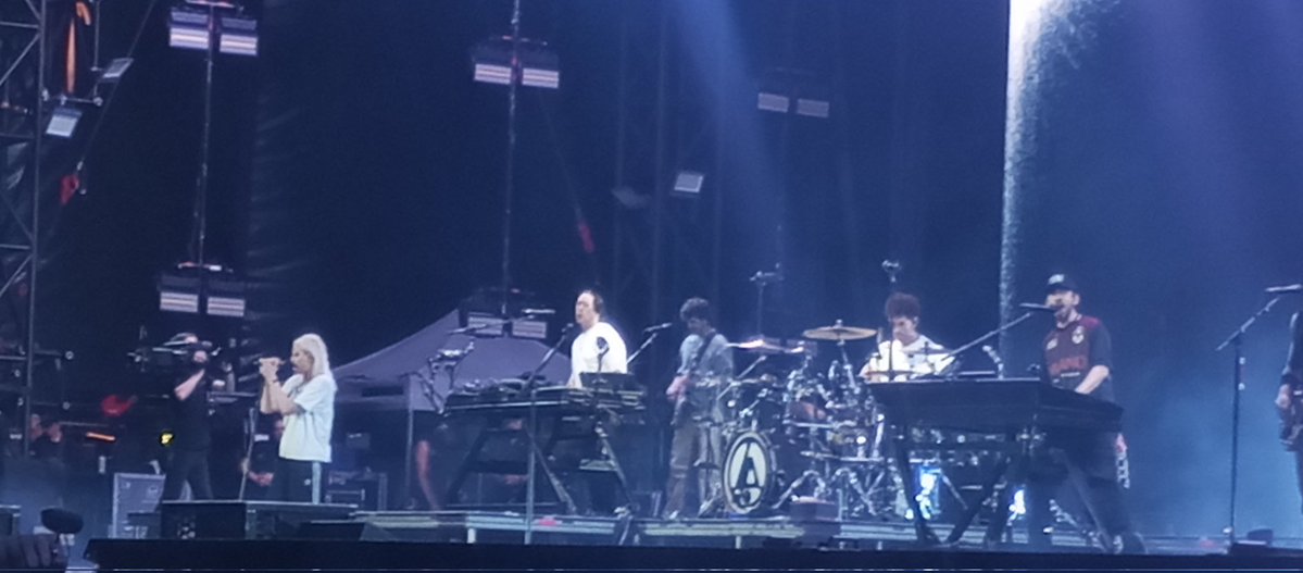 rauhlopez's tweet photo. Ya de vuelta en casa y sigo sin superar lo de anoche 🖤🤘. El momento Mr Joe Hahn al lado nuestro antes del concierto...eh perdona ?? Gracias, gracias y gracias @linkinpark por seguir adelante 🖤 From Zero 🖤
@LPLive https://t.co/7tYT6NOfmi