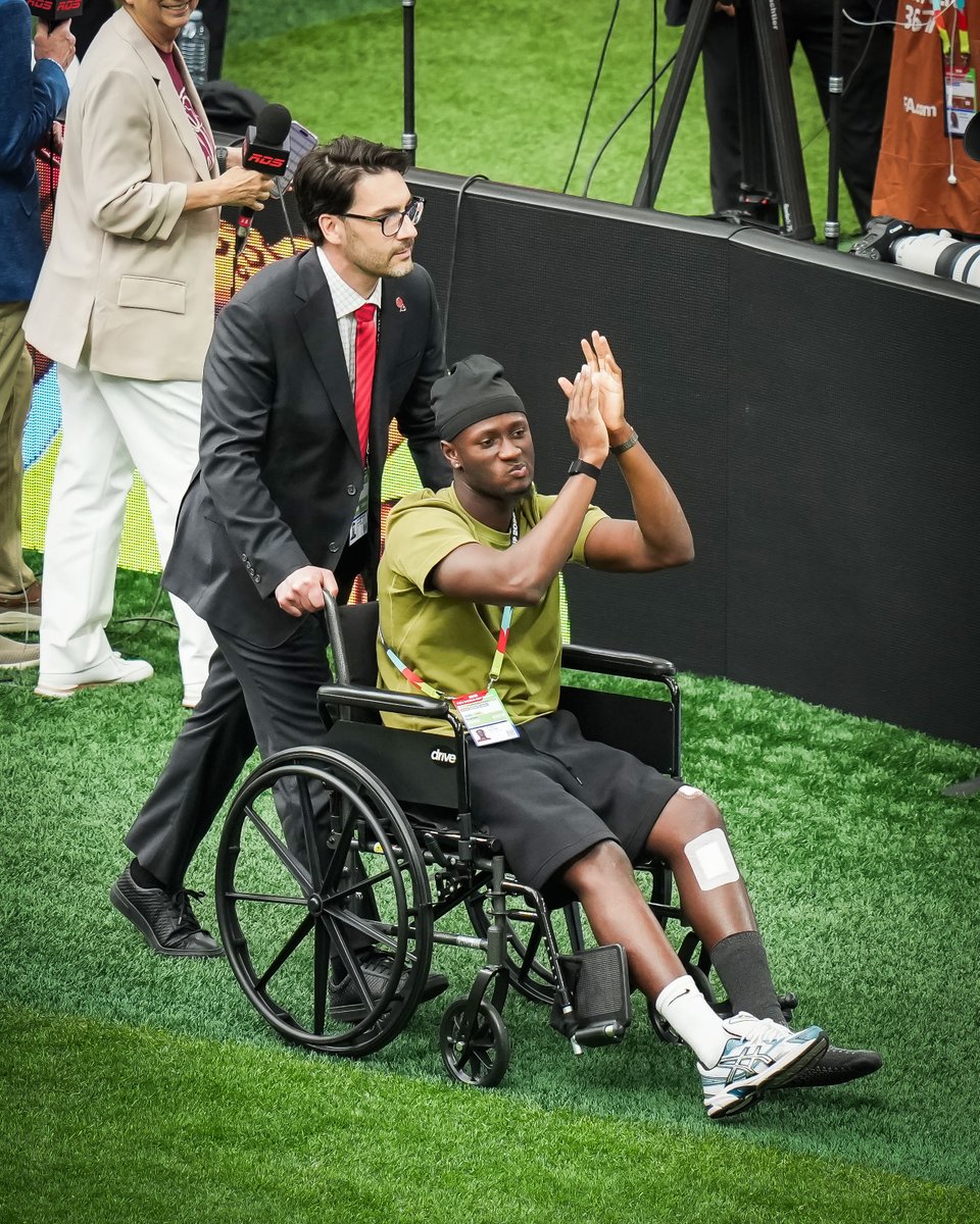 brfootball's tweet photo. Ismael Koné, who fractured his leg vs. Qatar, is in Vancouver to support Canada in their final group stage match 👏 https://t.co/Bl8J0MqYyK