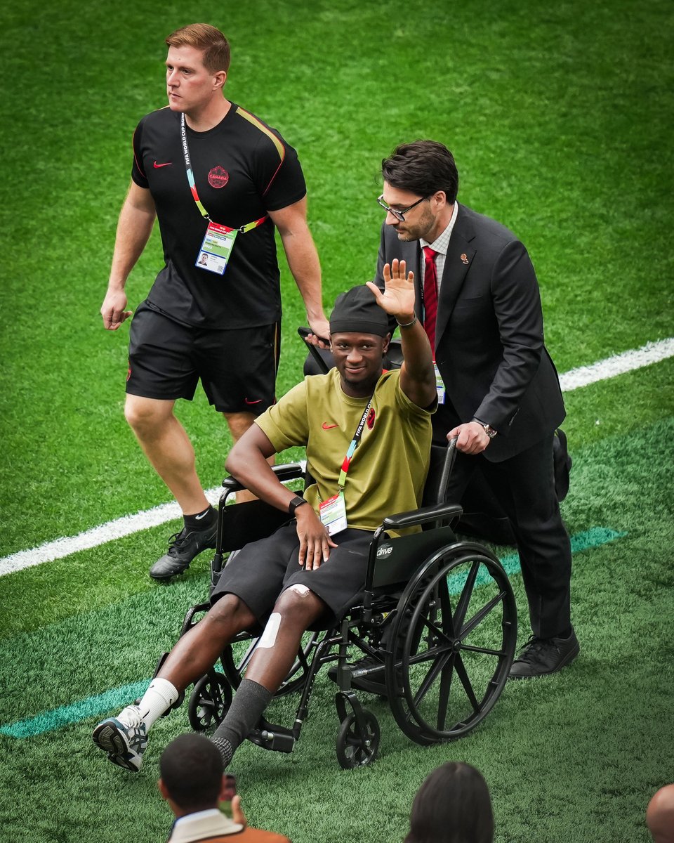 brfootball's tweet photo. Ismael Koné, who fractured his leg vs. Qatar, is in Vancouver to support Canada in their final group stage match 👏 https://t.co/Bl8J0MqYyK
