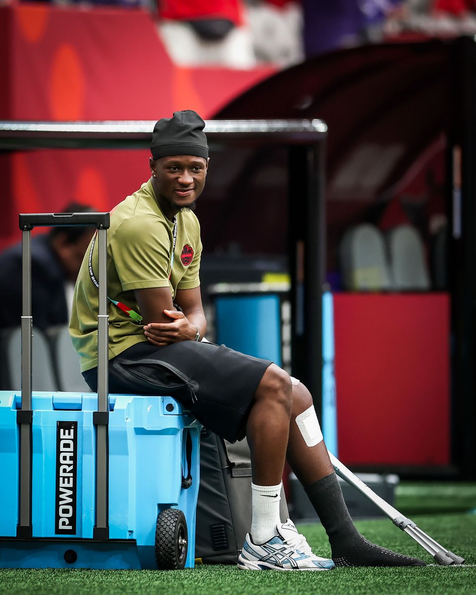 brfootball's tweet photo. Ismael Koné, who fractured his leg vs. Qatar, is in Vancouver to support Canada in their final group stage match 👏 https://t.co/Bl8J0MqYyK