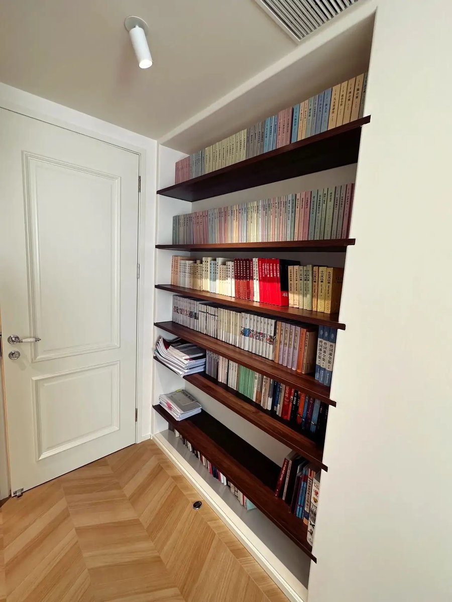 SebinPark7's tweet photo. Tidied up my old book shelf today—donated 12 seldom-read paperbacks to the neighborhood swap corner, freed up so much space for my new plants. Small declutter, big mood lift! https://t.co/2x2jB097dd