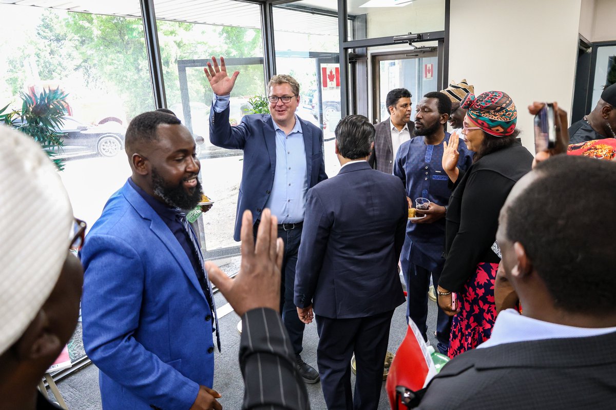Tim_IQBAL's tweet photo. Thank you, Hon. @AndrewScheer, Opposition House Leader, for joining Black community leaders in Brampton and taking the time to listen to their concerns, particularly regarding Bill C-9 and its potential impact on freedom of speech and religious freedom.
Community members appreciated the opportunity to hear from such a principled Conservative leader who continues to work alongside Hon. @PierrePoilievre , Canada's next Prime Minister, in defending fundamental freedoms at home and abroad and advocating for a Canada that is safer, freer, and more prosperous.
Together @CPC_HQ , we remain committed to restoring Canada's promise and protecting the freedoms and values that make Canada a beacon of hope and opportunity for generations to come