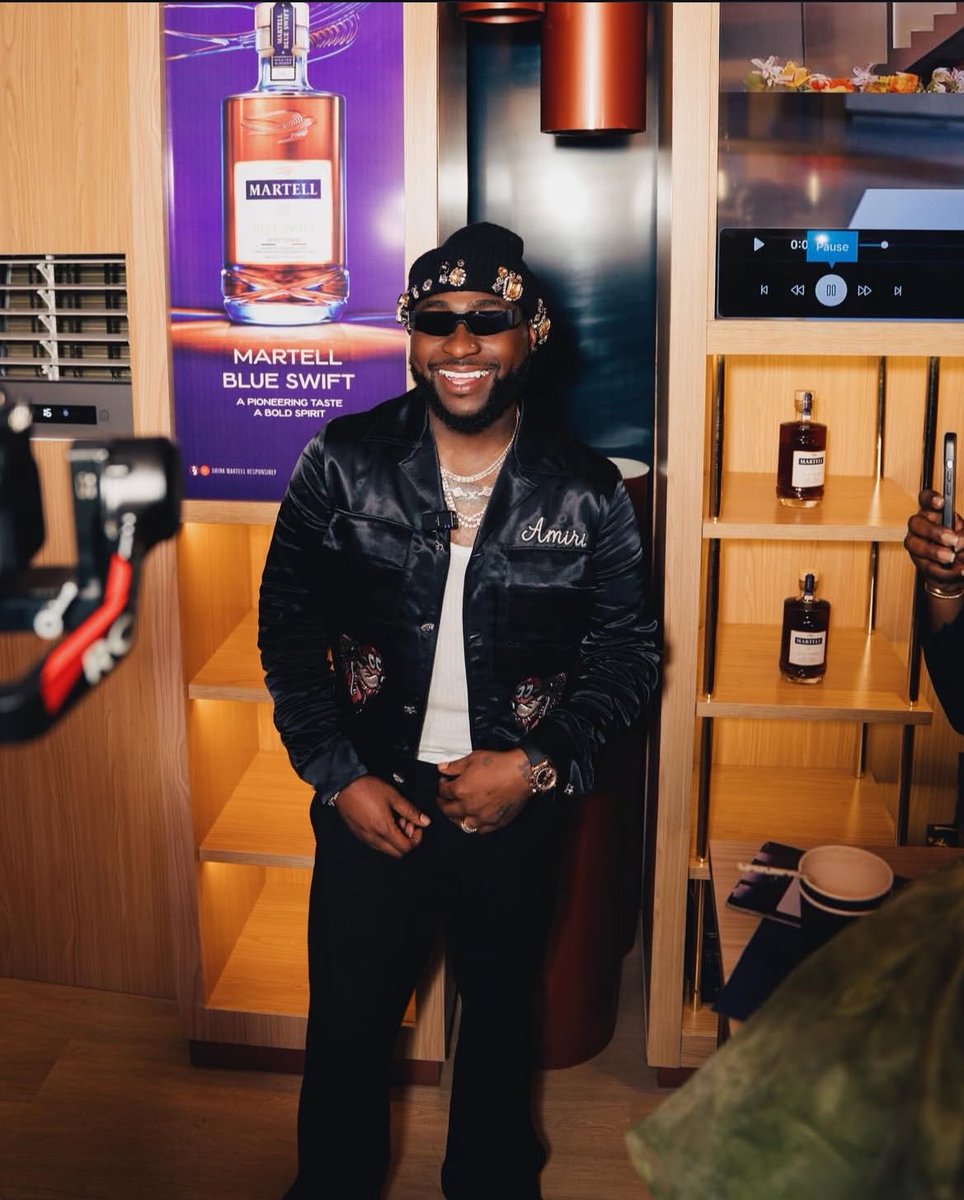 free2he's tweet photo. 🚨@davido has now achieved the milestone of charting 30 songs across two different Billboard charts:

1️⃣ U.S. Afrobeats Songs Chart
2️⃣ World Digital Song Sales Chart

— He becomes the second African artist to reach this milestone. https://t.co/tYUavmYLcK