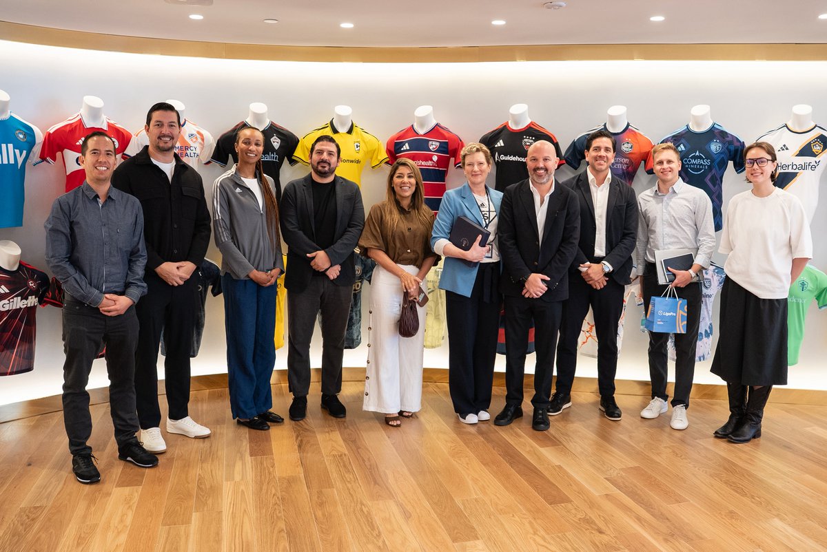 ligaprocorp's tweet photo. 📍Nuestro presidente @miguelloor y Directores de LigaPro visitaron las oficinas de la @MLS 🔥

En dicho encuentro pudieron conocer las prácticas actuales del torneo, su estructura y varios detalles adicionales que podrían ser aplicados en nuestra competición, en busca de un constante crecimiento 💪🏻

Nelson Rodríguez (Vicepresidente Ejecutivo de Deportes de la Major League Soccer) y Christina LaBrie (Vicepresidenta Senior y Asesora Jurídica de asuntos deportivos) recibieron a nuestro Presidente, y explicaron cómo se supervisan todos los aspectos de la administración deportiva, tanto dentro como fuera del terreno de juego, así como el desarrollo deportivo en general 😎

#LigaProInstitucional #MLS 🇪🇨💯