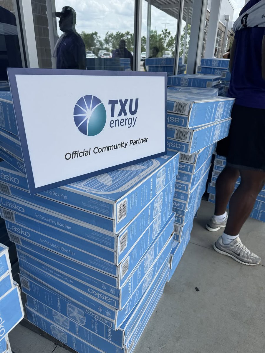 VistraCorpGA's tweet photo. Always a great day to #BeatTheHeat when Horned Frogs show up! @TXUEnergy teamed up with TCU student-athletes &amp; staff to distribute box fans to Fort Worth residents, bringing extra relief (+ snow cones) during the summer heat! @JohnMcQueeneyTX @charliegeren #TxLege #TxEnergy https://t.co/ZeDFaJQnmk