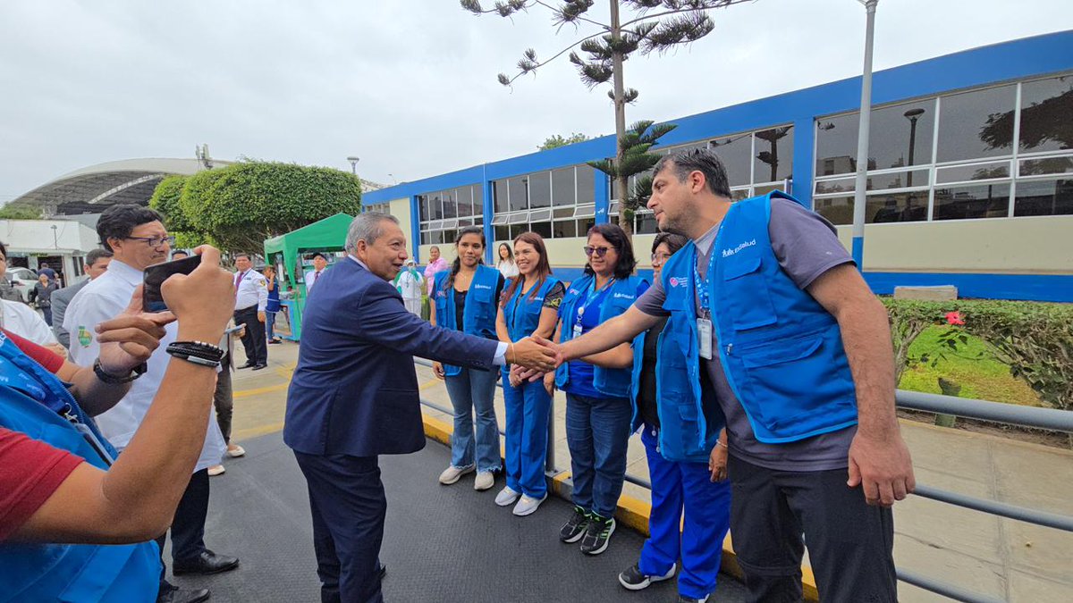 EsSaludPeru's tweet photo. 🏥 #EsSaludEnAcción | El presidente ejecutivo de EsSalud, Dr. Jaime Moreno Eustaquio, visitó el Hospital Nacional Alberto Sabogal Sologuren junto a su equipo central de gestión, donde recorrió diversos servicios y recibió el saludo de trabajadores y asegurados. https://t.co/KIj05PfCcR