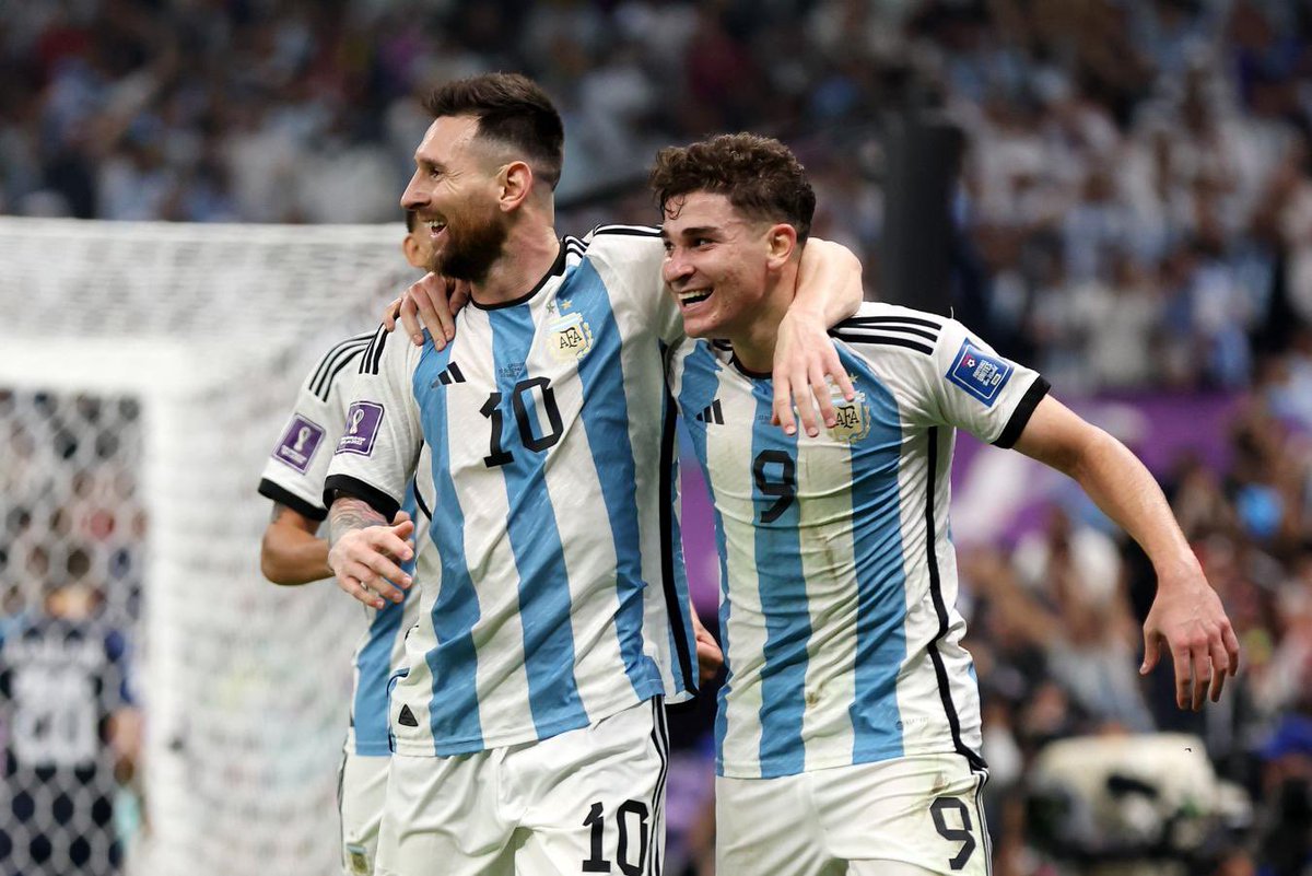 Somhiseremfcb's tweet photo. 🎂Julián Álvarez escribió una carta de cumpleaños a Leo Messi. 

“A ti, que cambiaste nuestras vidas, que nos diste momentos inolvidables, que 𝐡𝐢𝐜𝐢𝐬𝐭𝐞 𝐪𝐮𝐞 𝐜𝐫𝐞𝐚𝐦𝐨𝐬 𝐞𝐧 𝐪𝐮𝐞 𝐥𝐨𝐬 𝐬𝐮𝐞𝐧̃𝐨𝐬 𝐬𝐨𝐧 𝐩𝐨𝐬𝐢𝐛𝐥𝐞𝐬…”.

“¡La mejor parte no fue verlo, fue vivirlo contigo!”.

“𝐅𝐞𝐥𝐢𝐳 𝐂𝐮𝐦𝐩𝐥𝐞𝐚𝐧̃𝐨𝐬, 𝐂𝐚𝐩𝐢𝐭𝐚𝐧. 𝐓𝐞 𝐪𝐮𝐞𝐫𝐞𝐦𝐨𝐬”.

“¡Que seas inmensamente feliz!” ❤️🇦🇷

[Vía @FabrizioRomano ]