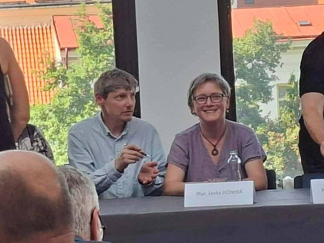 PetrJicinskyMB's tweet photo. Pokřtěno, podepsáno, vypušteno do světa... Uf! 🤗

10 autorů, x roků práce a nervů, širší a kratší verze textů, vybírání z "milionu" fotek, korektury... 😱😃

Dějiny Třebíče "od nepaměti po současnost". Snad se budou líbit. 😊 #historietrebicska https://t.co/wlpQlGo8te
