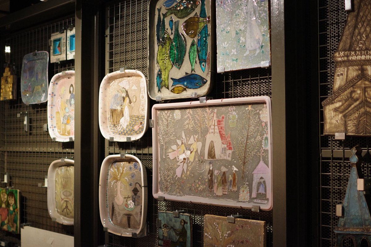 akarusa's tweet photo. ルート・ブリュックの作品を大量に収蔵するエスポー近代美術館（EMMA）へ。ただ展示するのではなく、見せる倉庫のような形にしていた。
本当に幅広いスタイルを持ち、陶芸の実験を進めていったのが理解できた。しかしそれにしても、どの作品も素晴らしいのだ。 https://t.co/g4kTplcUlO