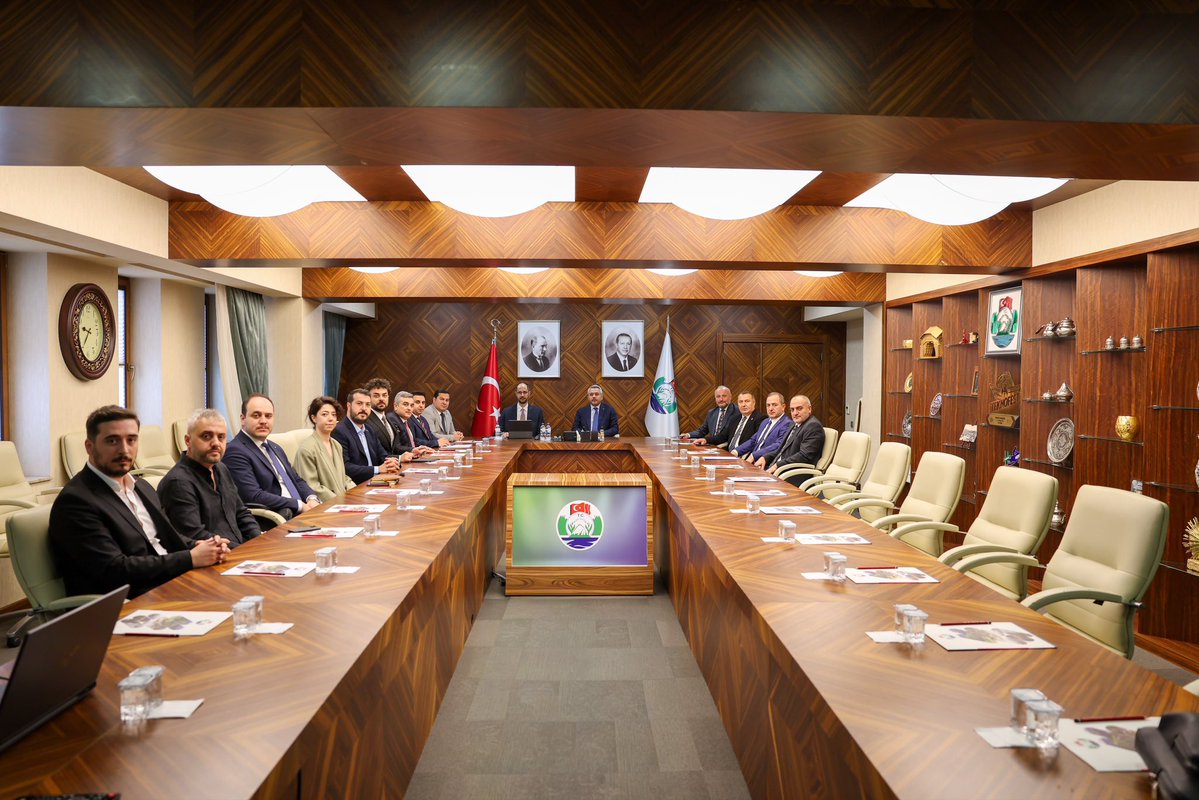 akpartirize's tweet photo. İl Başkan Vekilimiz Ali Yazıcı, İl Başkan Yardımcımız Eyüp Albayrak, Ardeşen İlçe Başkanımız Zekeriya Bozkan, Çamlıhemşin Belediye Başkanımız Ömer Altun, Çevre, Şehircilik ve İklim Değişikliği Bakanlığı Kentsel Dönüşüm Başkanı Hakkı Alp ve Kentsel Dönüşüm Uzmanlaşma Dairesi Başkanı Burak Tozkoparan, Çevre, Şehircilik ve İklim Değişikliği İl Müdürü Ali Serkan Savaş, Çamlıhemşin Kaymakamı Serkan Böyük ve Ardeşen Kaymakamı Ferhat Altay ile birlikte Rize Valisi İhsan Selim Baydaş’ı makamında ziyaret etti.

Gerçekleştirilen ziyarette, Çevre, Şehircilik ve İklim Değişikliği Bakanlığı tarafından yürütülen Ardeşen Merkez Camii Çevresi Kentsel Dönüşüm Projesi kapsamında bölgedeki mevcut yapılaşmanın yeniden düzenlenmesine yönelik çalışmalar ile Çamlıhemşin ilçemizde hayata geçirilmesi planlanan kentsel dönüşüm projeleri üzerine istişarelerde bulunuldu.